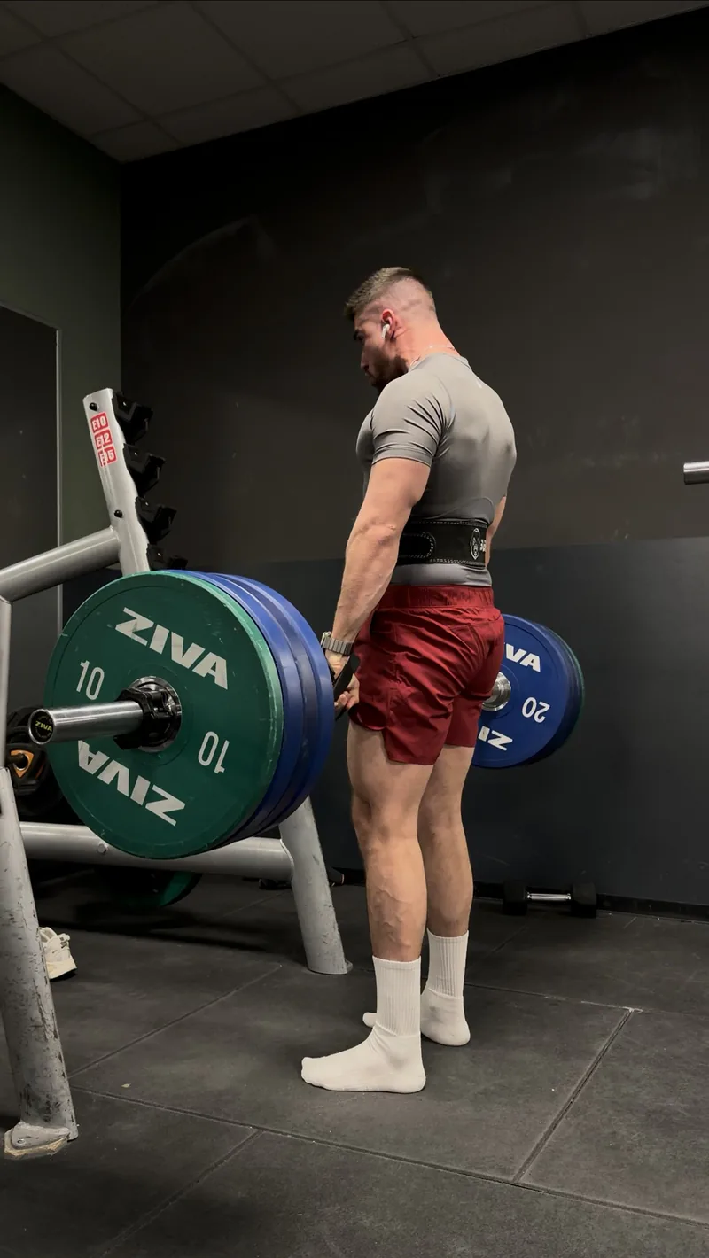 Joan entrenando con una barra en el gimnasio