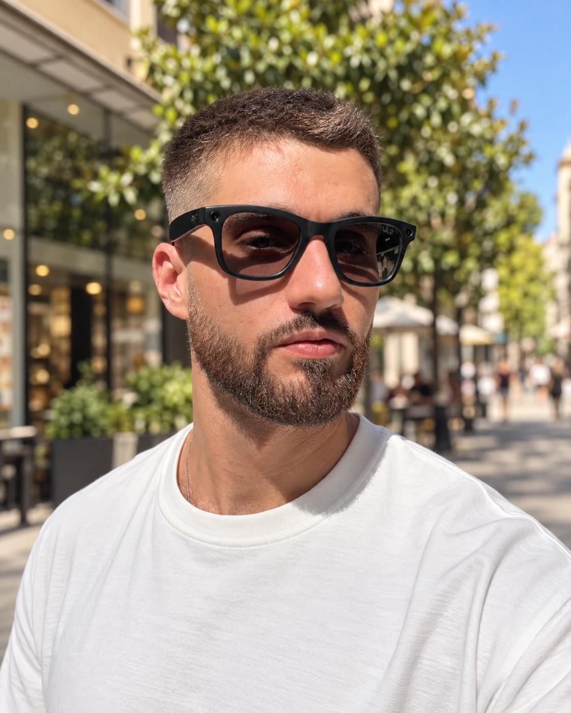 Joan al aire libre con gafas de sol
